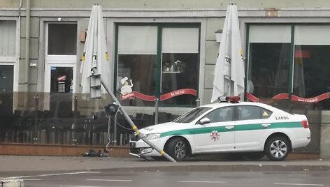 Neringos policijos pareigūnų automobilis sekmadienio rytą nuvertė &scaron;viesoforą Klaipėdos miesto centre.