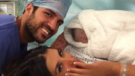Cescas Fabregasas ir Daniella Semaan su dukra Capri