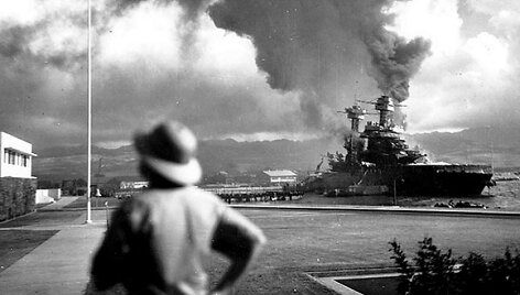 JAV karinis laivas &bdquo;California&ldquo; dega po japonų atakos  1941 m. gruodžio 7 d.