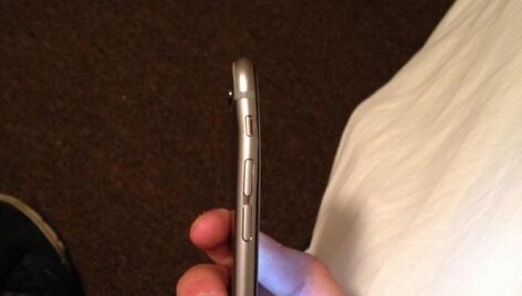 &bdquo;Twitter&ldquo; paskyroje Neslonas Cardozas pasidalino i&scaron;lenkto &bdquo;iPhone&ldquo; nuotrauka