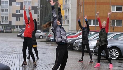 Galiausiai drąsesnieji, tarp jų ir vaikai, i&scaron;judėjo į kiemą ir, laikydamiesi saugių atstumų, bandė atlikti įvairius sporto judesius gryname ore.