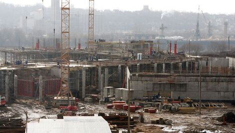 Kol kas vangiai į savivaldybės paskelbtą konkursą žiūrinčius Lietuvos verslininkus atbaido reikalavimas į kylančios arenos statybas investuoti keliasde&scaron;imt milijonų litų.