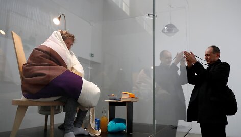 Abrahamas Poinchevalis nusprendė tapti &bdquo;žmogumi vi&scaron;ta&ldquo; ir i&scaron;perėti kiau&scaron;inius už stiklinės vitrinos Paryžiaus modernaus meno centre.