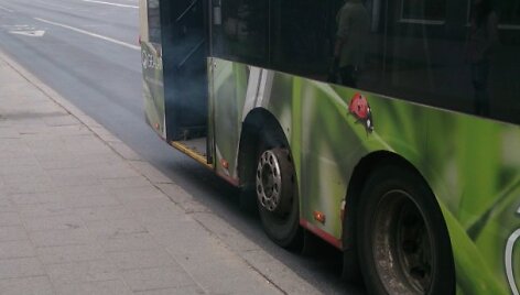I&scaron; troleibuso galo rūkstantys dūmai