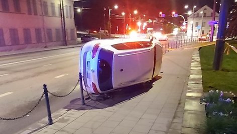 Kaune vertėsi „VW Passat“ – automobilis liko gulėti ant šono