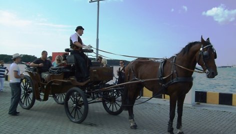 Klaipėdiečiams bus siūloma savaitgaliais po senamiestį pasivėžinti karieta.