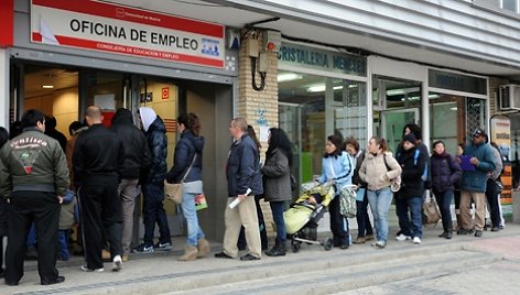 Žmonės laukia prie įdarbinimo biurio Madrido rajone