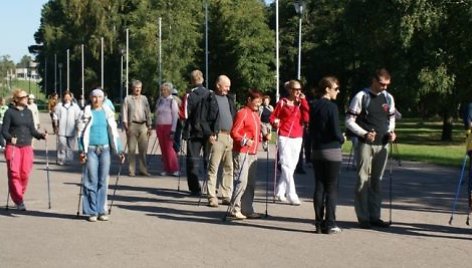 Šiaurietiškas vaikščiojimas lazdomis tampa vis populiaresnis.