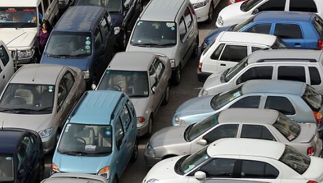 Automobilių pardavimo rinka Indijoje auga