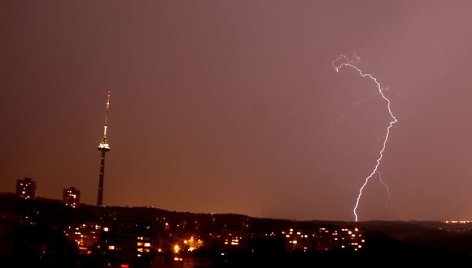 Grėsminga perkūnija truko ilgiau nei tris valandas.