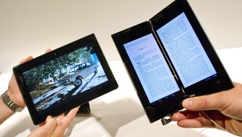 Plan&scaron;etiniai kompiuteriai &bdquo;Sony Tablet S&ldquo; (kairėje) ir &bdquo;Sony Tablet P&ldquo;