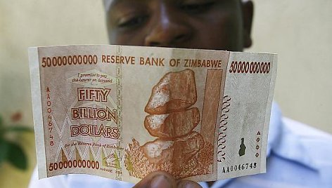 Zimbabvės gyventojai patyrė didžiausios infliacijos pasaulio istorijoje padarinius.