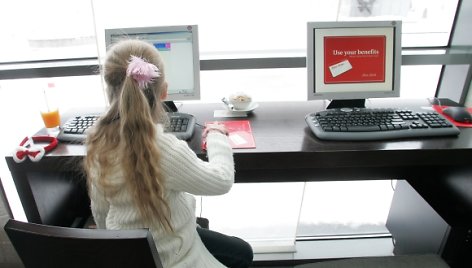 Mergaitė prie kompiuterio