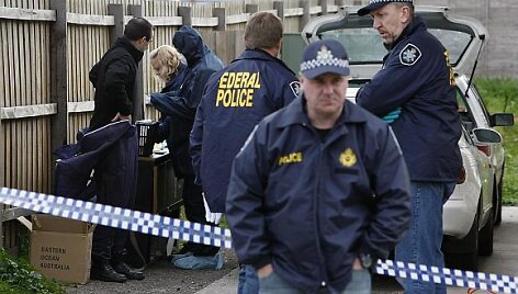 Australijos policija prie namo Melburno priemiestyje, kuriame buvo apsistoję įtariami teroristai.