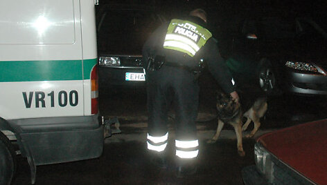 Policijos kinologas su tarnybiniu &scaron;unimi įvykio vietoje
