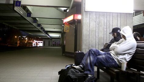 Vilniaus stotis naktį prisipildžiusi laukimo &ndash; kas laukia rytinio autobuso, kas traukinio, kas ryto.
