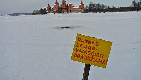 Žiema Trakuose: ledo sukaustytas Galvės ežeras ir Trakų pilis