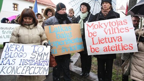 Pedagogai mitingą surengė piktindamiesi mažėjančiu finansavimu