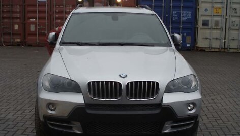 Klaipėdoje muitininkai aptiko vogtą automobilį &bdquo;BMW X5&ldquo;.