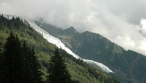 Monblanas slepiasi už debesų. Matyti tik nuo kalno slenkantis ledynas (centre)
