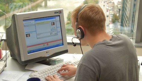 Interneto pokalbių programa „Skype“ moksleivius konsultuojantys VDU darbuotojai laukia įvairių jų klausimų. 