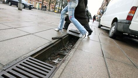 Nemažai problemų pėstiesiems ir vairuotojams pridariusios grotelės buvo sutvarkytos trečiadienį popiet. 