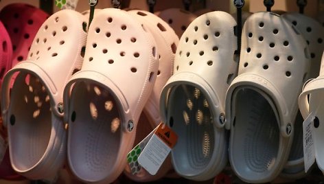 „Crocs“ avalynės klastočių prekeiviai įkliuvo Šiaulių teritorinės muitinės pareigūnams.