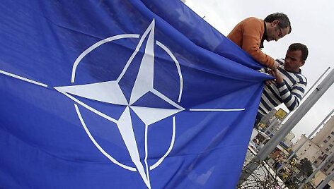 Darbininkai Tiranoje, Albanijos sostinėje, rengiasi i&scaron;kelti NATO vėliavą.