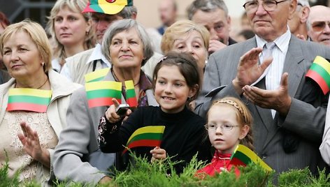 Valstybės dieną iškilmingą ceremoniją stebėjo būrys vilniečių ir