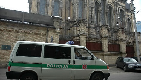 Policijos automobilis važiuoja pro Luki&scaron;kių kalėjimą