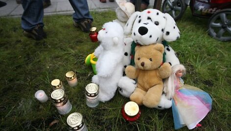 &Scaron;e&scaron;tadienį prie Generalinės prokuratūros pastato Vilniuje vėl renkasi galimą pedofilijos skandalą smerkiantys ir Drąsių Kedį palaikantys žmonės.