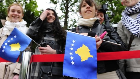 Jaunimas su Kosovo vėliavomis.