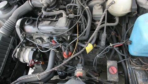 Automobilio variklis