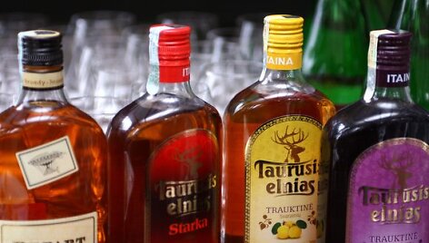 Alkoholio gamintojai jau pradėjo sėti paniką &scaron;alyje grasindami i&scaron;augsiančia nelegalių gėrimų prekyba, mažėsiančiomis biudžeto pajamomis.