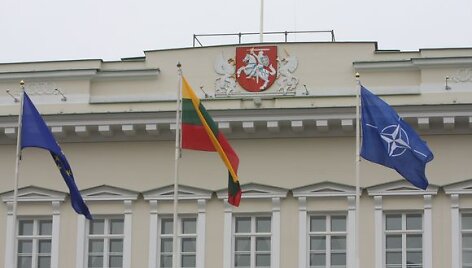 Lietuvos, Europos Sąjungos ir NATO vėliavų pakėlimas S.Daukanto aik&scaron;tėje, minint Lietuvos įsijungimo į &Scaron;iaurės Atlanto Sutarties Organizaciją (NATO) 5-ąsias metines