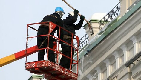 Varveklius daužantys darbininkai