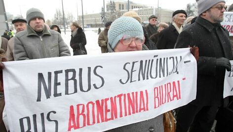 Grupė vilniečių Europos aik&scaron;tėje protestavo prie&scaron; seniūnijų naikinimą.