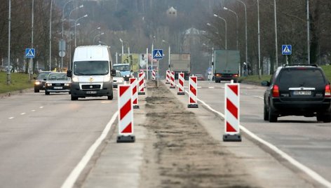 Tuskulėnų gatvėje sena betoninė tvorelė keičiama nauja, metaline. 