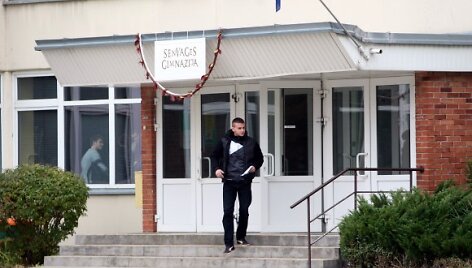 Į Senvagės gimnaziją nepateksi ir nei&scaron;eisi &ndash; durys pamokų ir pertraukų metu rakinamos.
