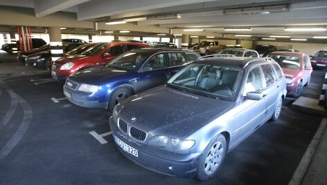 Atpiginus automobilių stovėjimą Tilto gatvės daugiaauk&scaron;tėje aik&scaron;telėje, kur nuo praėjusių metų lapkričio 1 dienos valanda kainuoja 2 Lt, automobilių padaugėjo 10-30 proc.