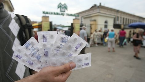 Kalvarijų turguje licencijos prekiauti vaistais niekam nėra suteikta, tačiau medikamentų čia galima ne tik įsigyti, bet ir parduoti