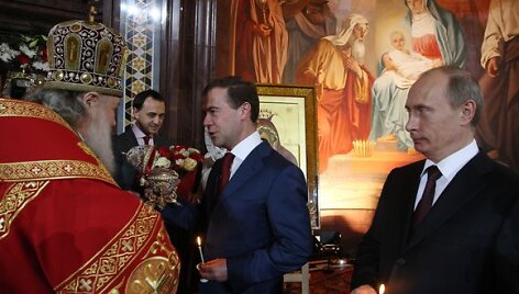 Rusijos ortodoksų patriarchas Kirilas ir D.Medvedevas apsikeičia dovanomis.