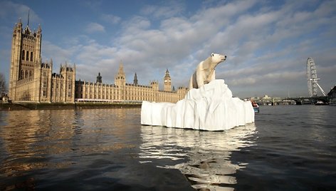 Skulptūra Temzės upėje primena apie globalinį atšilimą.