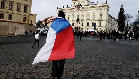 Vyras apsigaubęs Čekijos vėliava