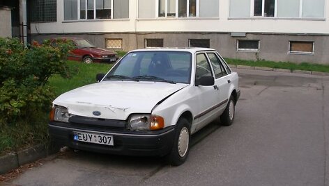 Sveiki,  nuo pavasario automobilis Ford Escort stovi puslaidininkių fizikos instituto teritorijoje. Jis &scaron;iek tiek apdaužytas ir niekam nereikalingas, nes taip ir nepajudėjo i&scaron; vietos. Pra&scaron;ome pagelbėti, nes policija į mūsų pra&scaron;ymą neatsižvelgė. 