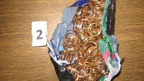 Pas tris lietuvius, įtariamus juvelyrinės parduotuvės apiplė&scaron;imu Suomijoje, rastas grobis.