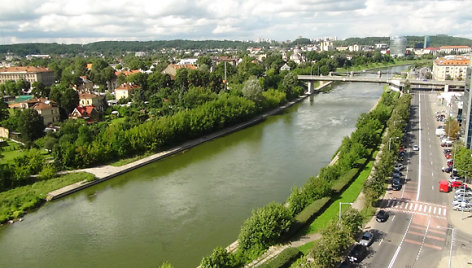 Žalia spalva nusidažęs Neries vanduo