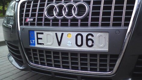 &bdquo;Audi S8&ldquo; su keistai užmaskuotu valstybiniu numeriu.