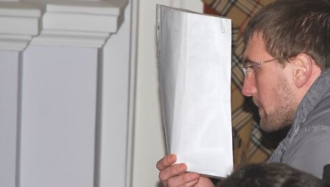 Alyti&scaron;kis A.Dusevičius teisme slėpė veidą. Paklaustas, ar realiai dirbo kiemsargiu, ar tik fiktyviai įsidarbino, 23 metų vaikinas sakė: &bdquo;Pusiau dirbau, pusiau nedirbau.&ldquo;