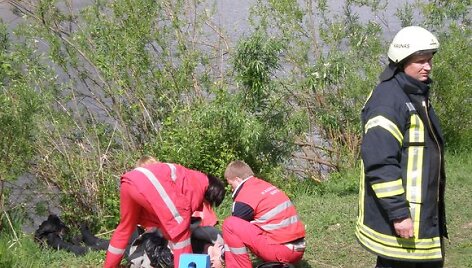  Medikai neabejoja, kad jei ne moksleivių ryžtingumas ir drąsa, Neryje skendęs vyras nebūtų i&scaron;sikapstęs gyvas.